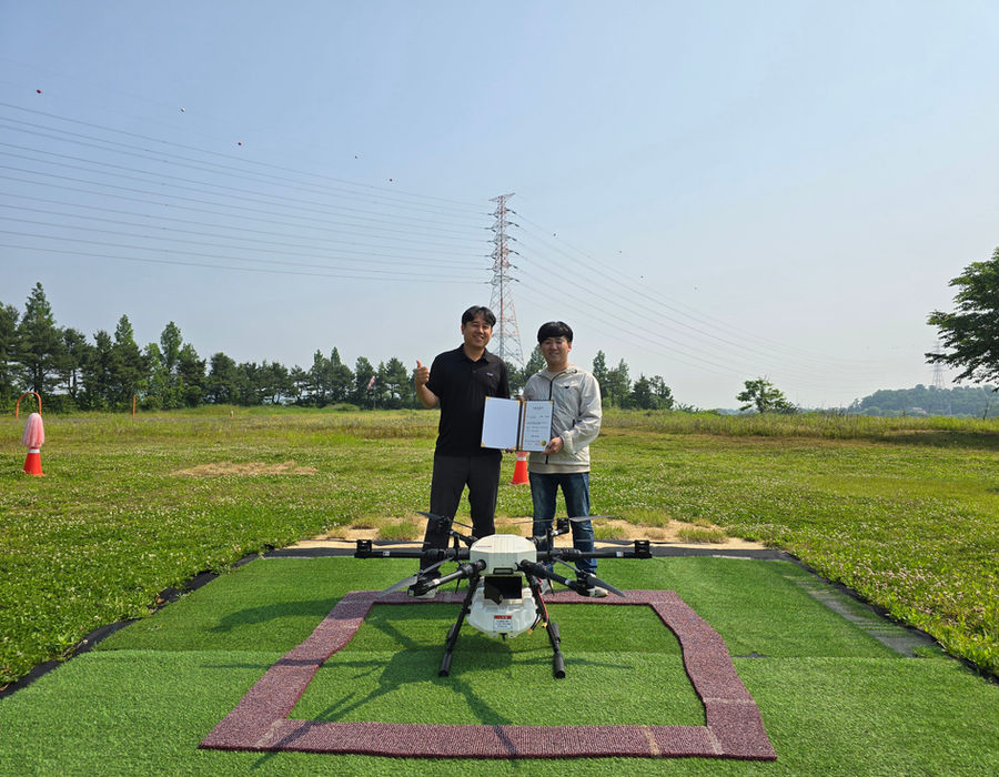 드론 자격 취득을 기념하는 강사와 교육생